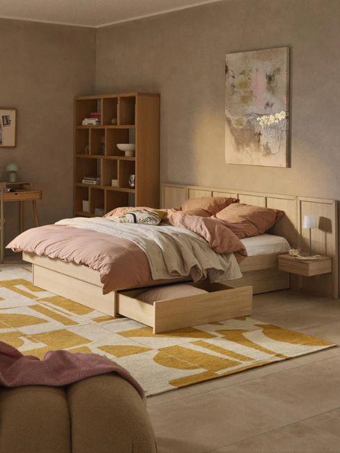 letto in legno con cassettoni