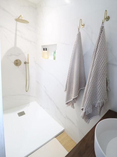 doccia walk in con piatto e accenti oro