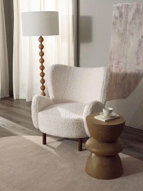 poltrona da lettura in teddy bianca