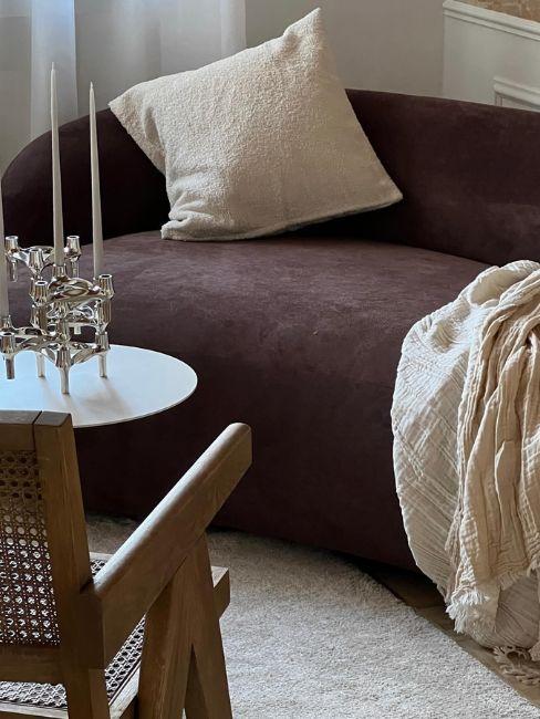 dettaglio divano curvo marrone