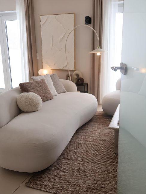 divano curvo in soggiorno piccolo