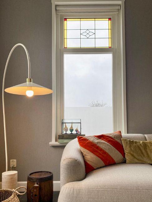 divano bianco con cuscini decorativi