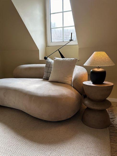 divano curvo in mansarda