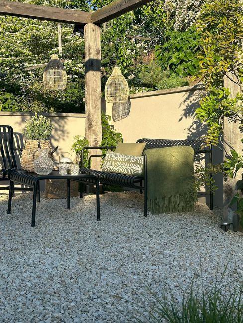 giardino piccolo con ghiaia e pergola