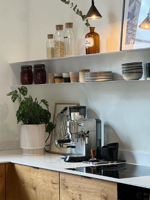 angolo caffè semplice con mensole a vista