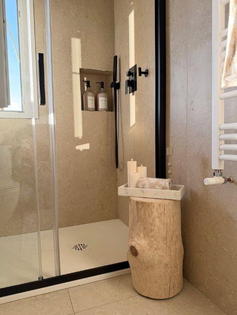 bagno beige con nicchia nella doccia