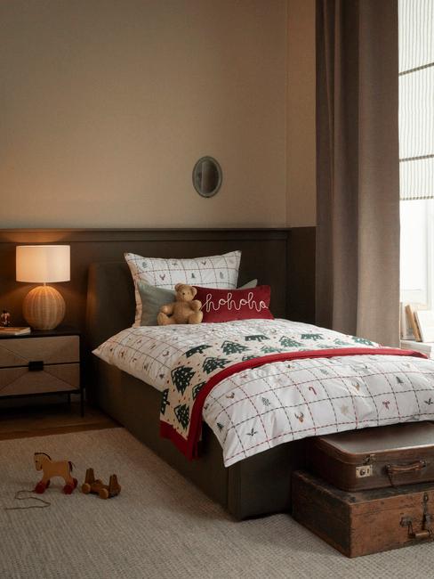 Letto con biancheria natalizia