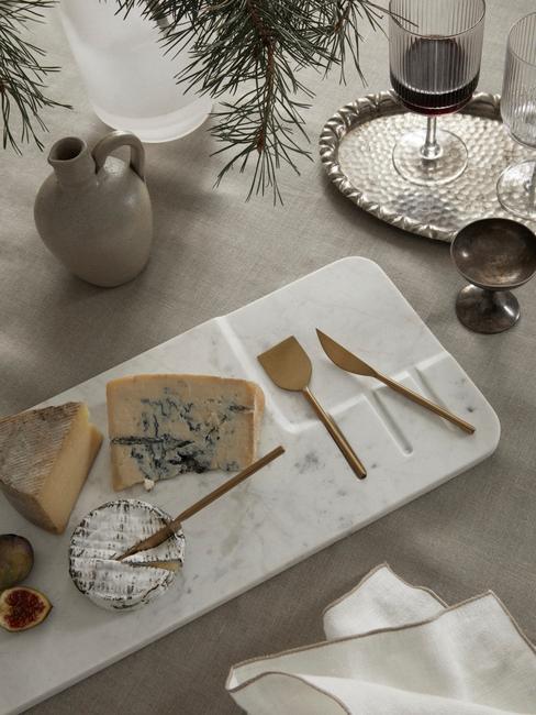 Tavola di Natale con tagliere in marmo