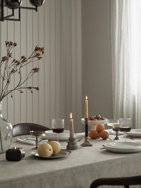 Tavola di Natale con candelabri