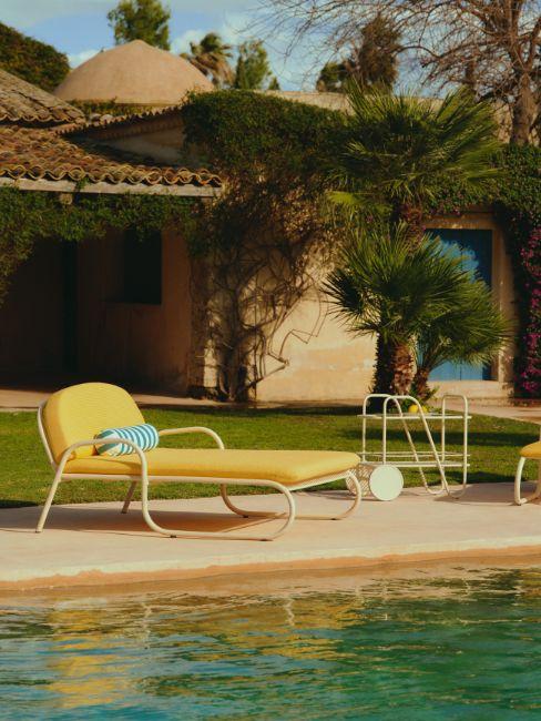 giardino con piscina e sdraio colorate