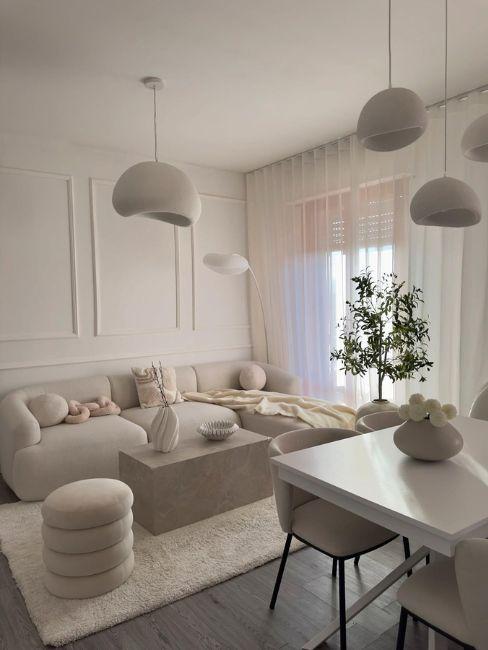 soggiorno piccolo con divano e tavolo