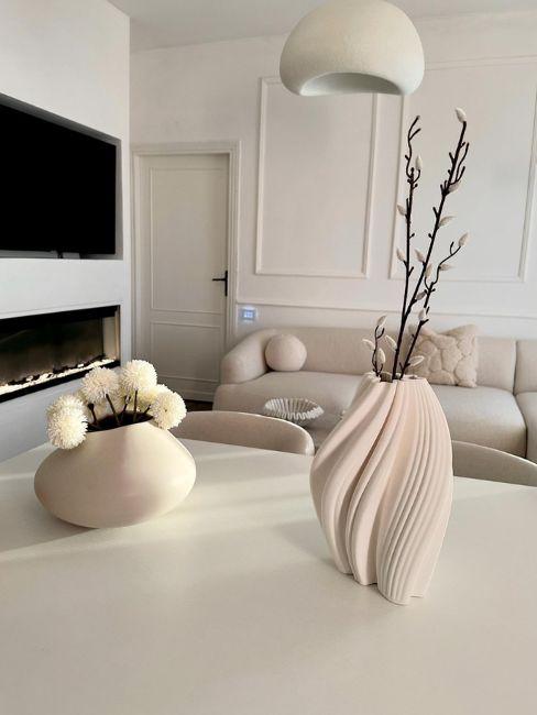 soggiorno piccolo con divano e tavolo