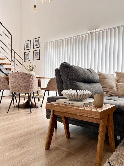 soggiorno con divano e tavolo