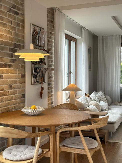 tavolo tondo in legno e sedie coordinate