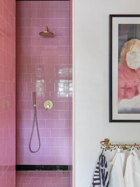 bagno con doccia rosa