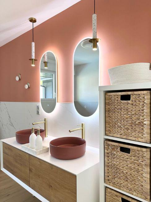 bagno con parete rosa