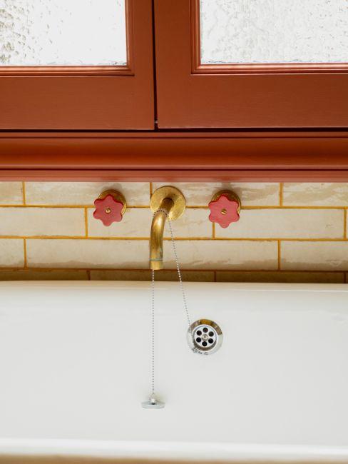 vasca da bagno con pomelli a fiore