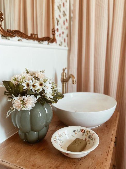 bagno con carta da parati con fragole