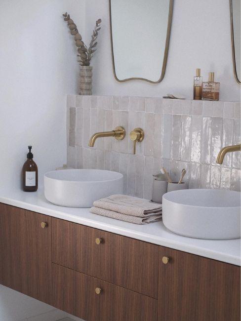 bagno moderno con rubinetteria oro