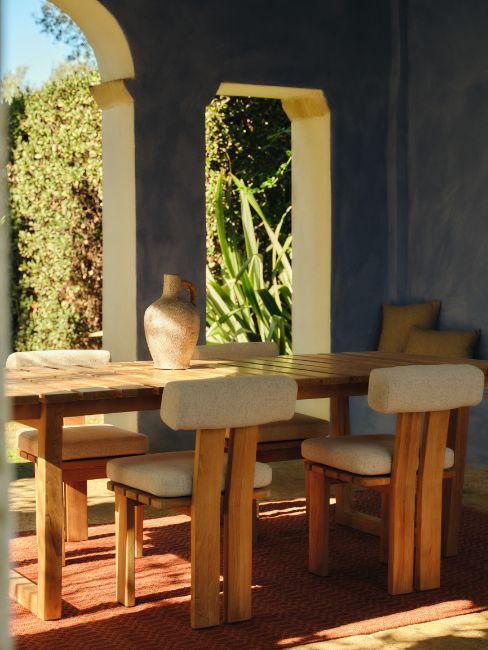 tavolo e sedie da giardino sotto il pergolato