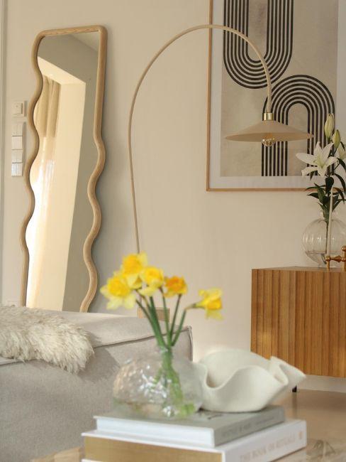 parete con specchio e quadro astratto