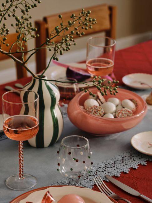 decorazioni tavola di natale con vaso a righe e ciotola rosa