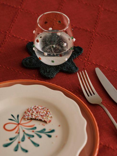 dettaglio tavola di natale con bicchiere particolare