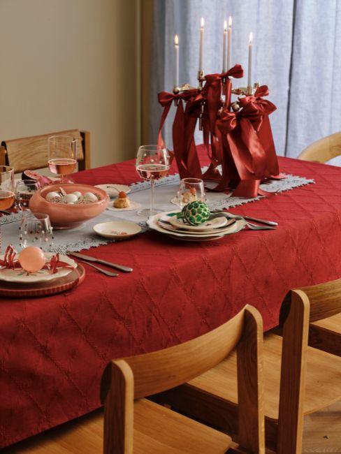 tavola di natale bold in rosso, azzurro e rosa
