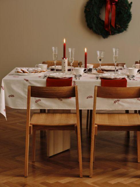 tavola di natale tradizionale rossa e bianca con candele