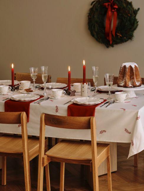 tavola di natale tradizionale rossa e bianca