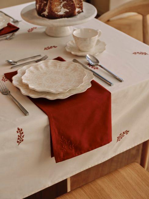 tavola di natale elegante tradizionale
