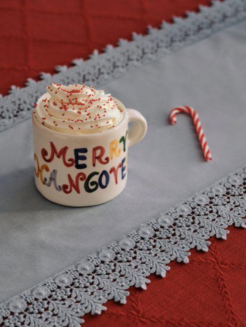 tazza di natale con panna montata