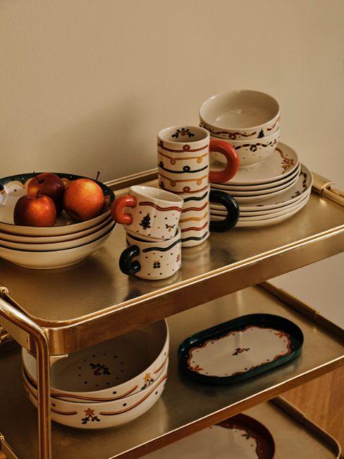 carrello da cucina con tazze e piatti di natale