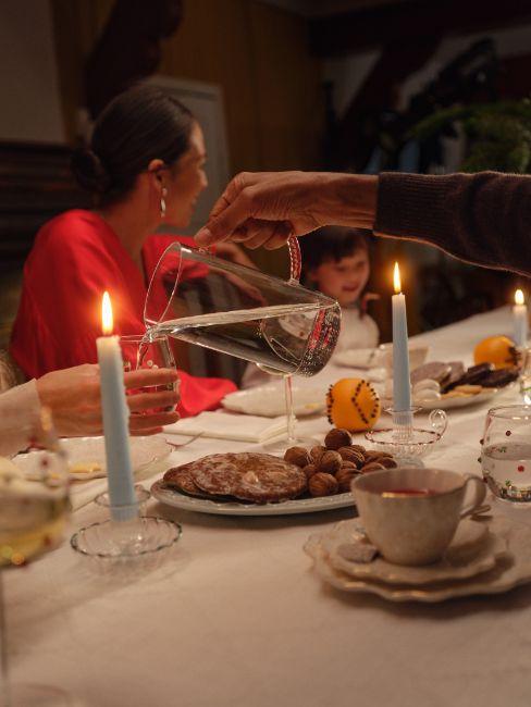 tavola di natale semplice con candele azzurre