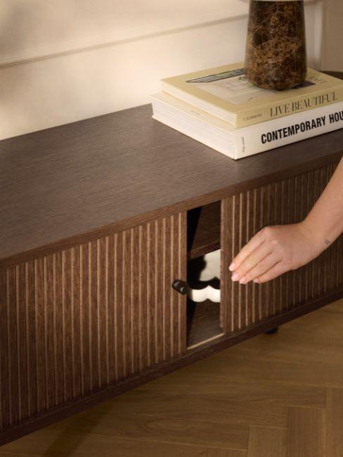 madia bassa in legno scuro cannettato