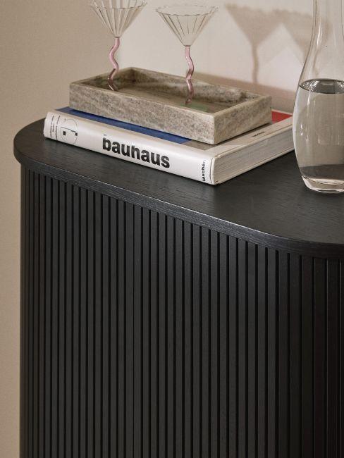 credenza alta nera con finitura cannettata