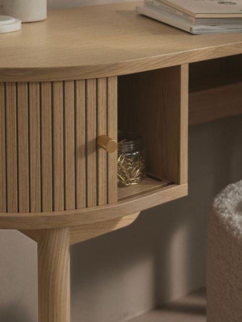 dettaglio scrivania in legno cannettato