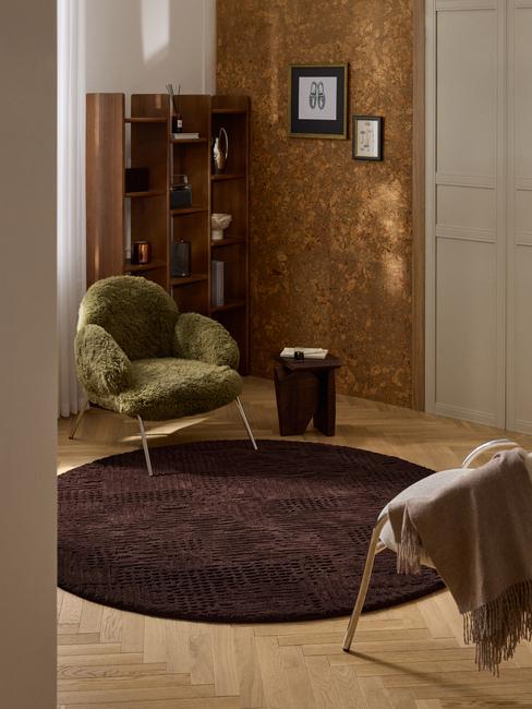 tappeto marrone e poltrone