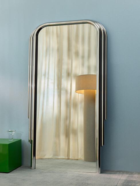 specchio con cornice cromata