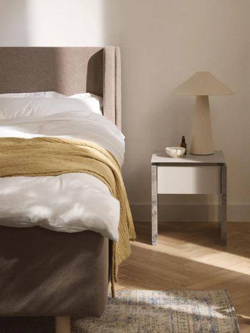 letto e comodino in marmo