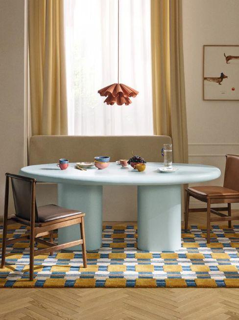 tappeto particolare e lampadario colorato