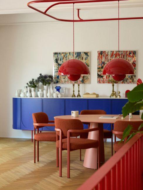 casa colorata rossa e blu