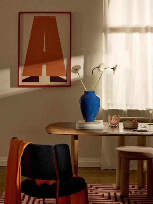 vaso fatto a mano blu in sala da pranzo