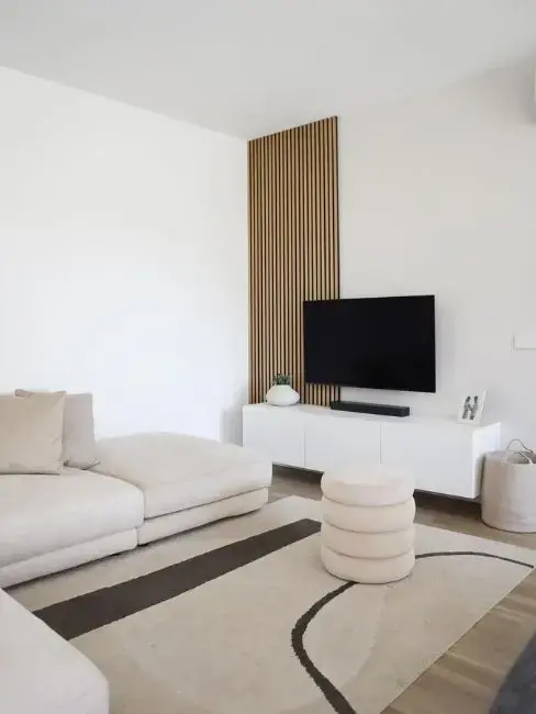 parete vuota in soggiorno decorata con listelli in legno