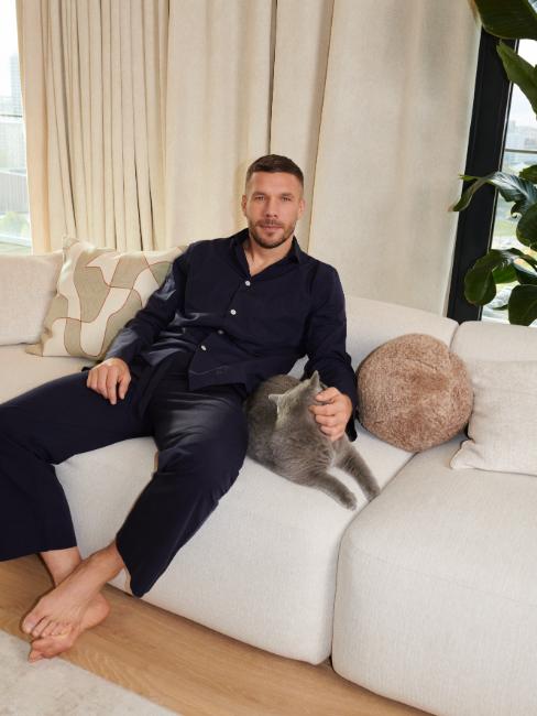 idée cadeau homme, lukas podolski sur son canapé avec son chat
