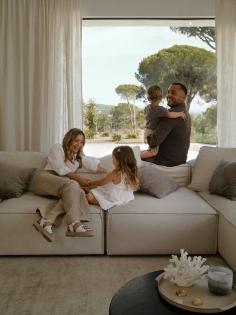 cadeau fête de mères, maman avec son mari et ses enfants