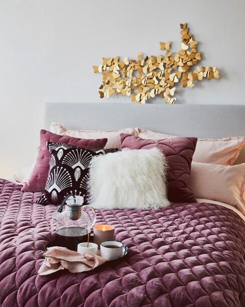 metalen gouden wanddecoratie boven bed