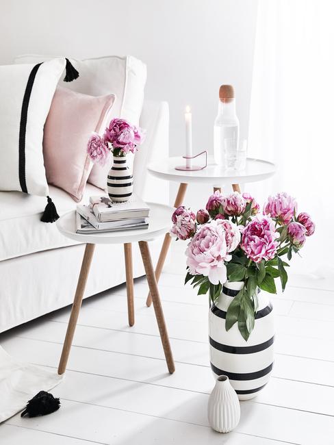 Vazen met bloemen op bijzettafels