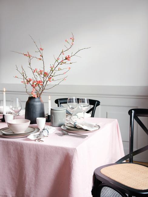 Gedekte tafel met serviesset en bloemen