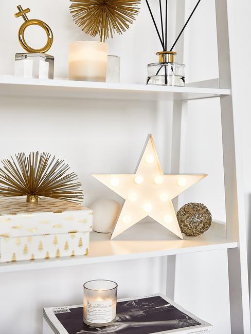 Decoratie op witte planken
